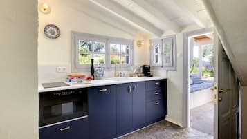 Refrigerador, microondas, lavavajillas y cafetera y tetera