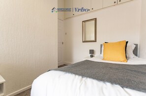 2 bedrooms, iron/ironing board, free WiFi, bed sheets - Spacious 2 Bedroom Manchester Home | Ideal for Contractors & Families (Manchester)