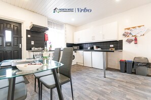 冰箱、微波炉、烤箱、炉灶