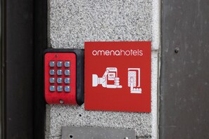 Un teclado y un letrero para Omenahotels.