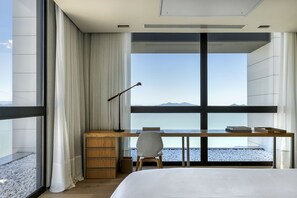 Suite LK Aqua | Premium bedding, pillow-top beds, minibar, in-room safe