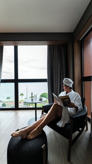 Luxo Frente Mar | 高級寢具、特厚豪華床墊、迷你吧、房內夾萬