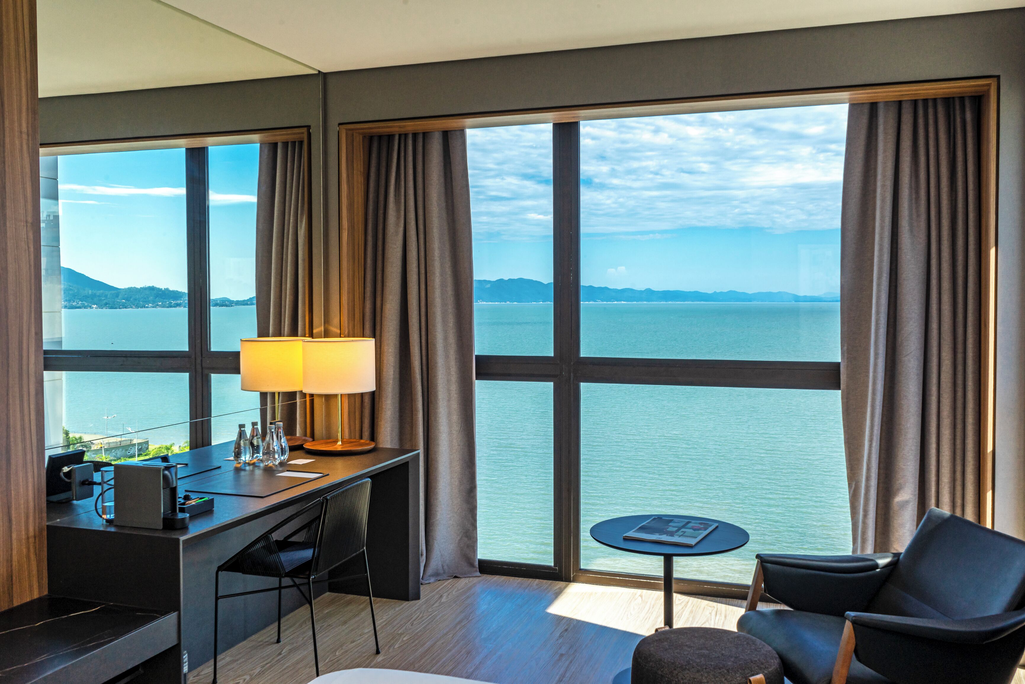 Luxo Frente Mar | Ropa de cama de alta calidad, camas con pillow-top y minibar 