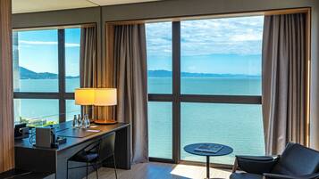 Luxo Frente Mar | Ropa de cama de alta calidad, camas con pillow-top y minibar