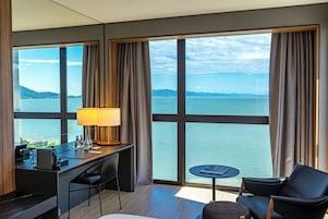 Luxo Frente Mar | 高档床上用品、加厚床垫、迷你吧、客房内保险箱