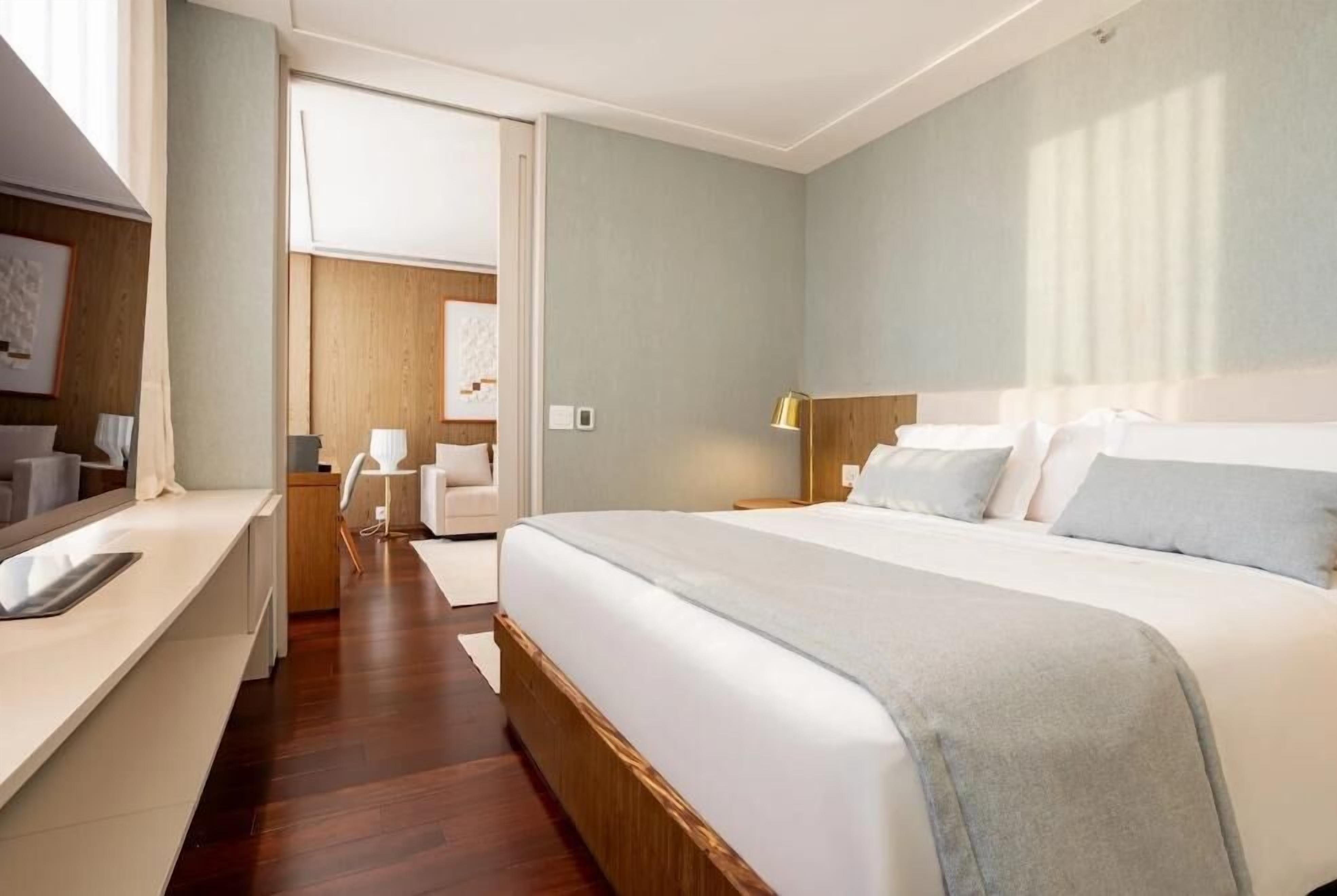 Premium bedding, pillow-top beds, minibar, in-room safe