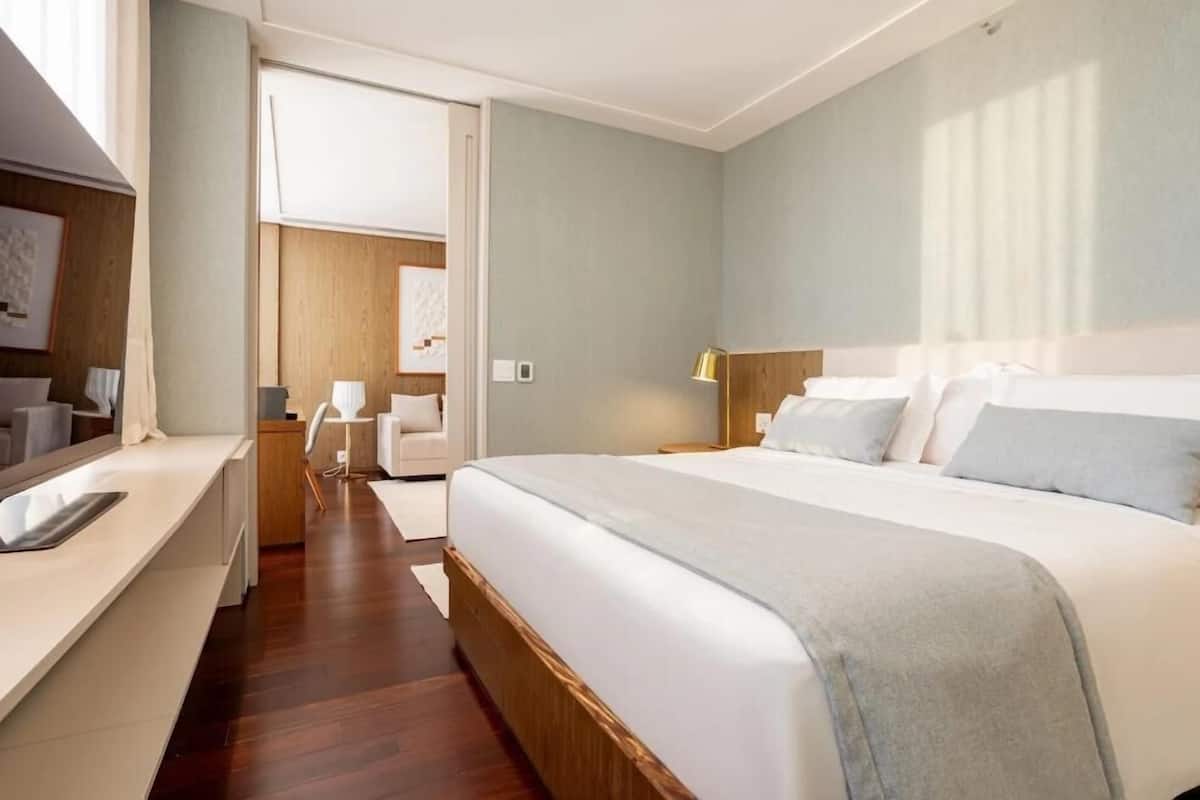 Premium bedding, pillow-top beds, minibar, in-room safe