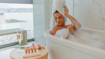 Suite LK Spa | 1 ห้องนอน, เครื่องนอนระดับพรีเมียม, เตียงพร้อมฟูกเสริมที่นอน, มินิบาร์