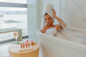 Suite LK Spa | Premium bedding, pillowtop beds, minibar, in-room safe - LK Design Hotel (Florianópolis)