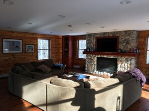 TV, peis, DVD-spiller og bordtennis