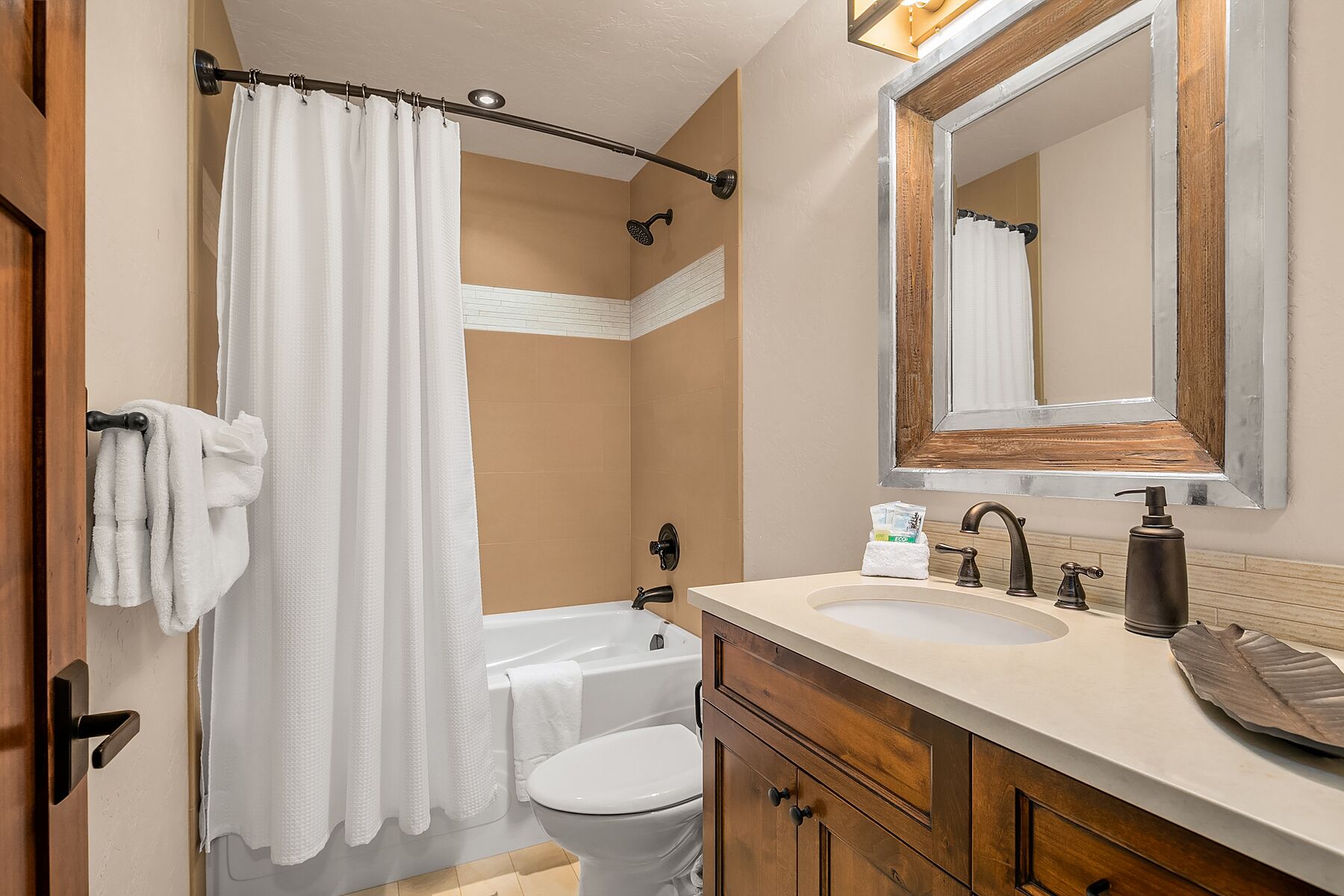 Une salle de bain avec une baignoire, des toilettes et un lavabo.