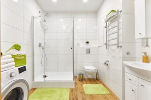Comfort-huoneisto | Kylpyhuone | Suihku, ilmaiset hygieniatuotteet, hiustenkuivaaja, saippua