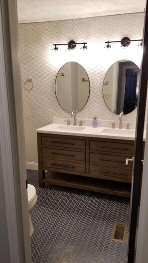 Bathtub, hair dryer, towels