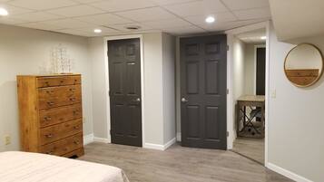 3 bedrooms, desk, iron/ironing board, travel crib