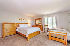 5 bedrooms, iron/ironing board, WiFi, bed sheets