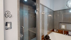Combined shower/tub, towels