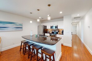 冰箱、微波炉、烤箱、炉灶