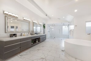 Ducha, secador de pelo y toallas