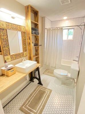 Hair dryer, towels, soap, shampoo - Rare Find for the World Cup — Cozy Houston Bungalow Near Downtown (Houston)