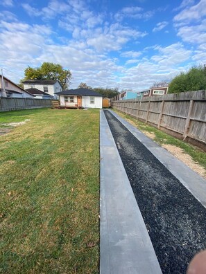 Property grounds - Rare Find for the World Cup — Cozy Houston Bungalow Near Downtown (Houston)