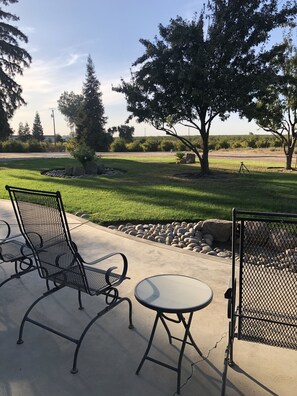 Terrace/patio - Huge Private Guest suite w/ jet tub in great neighborhood near attractions  (Fresno)