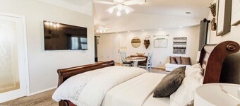 Huge Private Guest suite w/ jet tub in great neighborhood near attractions 