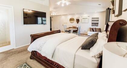 Huge Private Guest suite w/ jet tub in great neighborhood near attractions