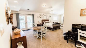 1 bedroom, desk, iron/ironing board, WiFi