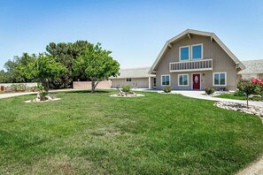 Exterior - Huge Private Guest suite w/ jet tub in great neighborhood near attractions  (Fresno)