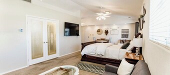 Huge Private Guest suite w/ jet tub in great neighborhood near attractions 