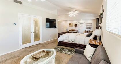 Huge Private Guest suite w/ jet tub in great neighborhood near attractions