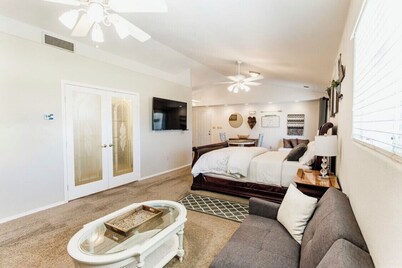 Huge Private Guest suite w/ jet tub in great neighborhood near attractions 