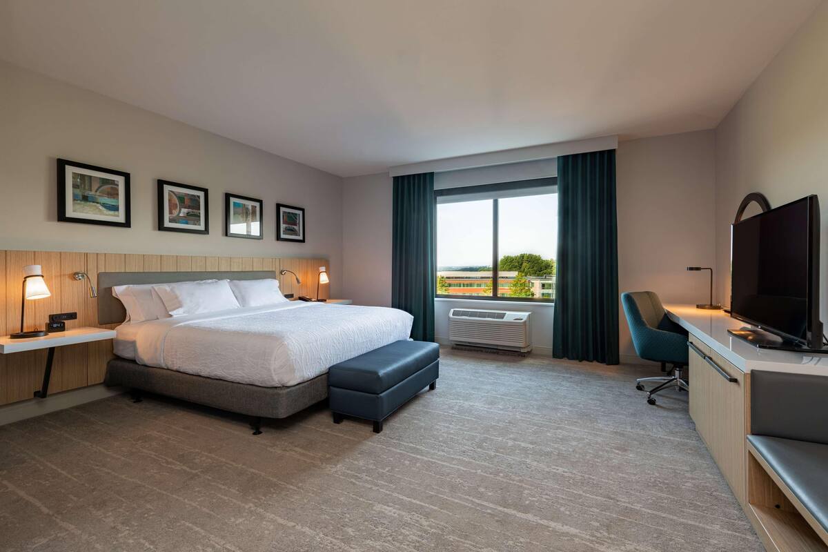 Premium bedding, in-room safe, desk, laptop workspace