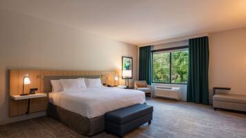 高档床上用品、客房内保险箱、办公桌、笔记本电脑工作区