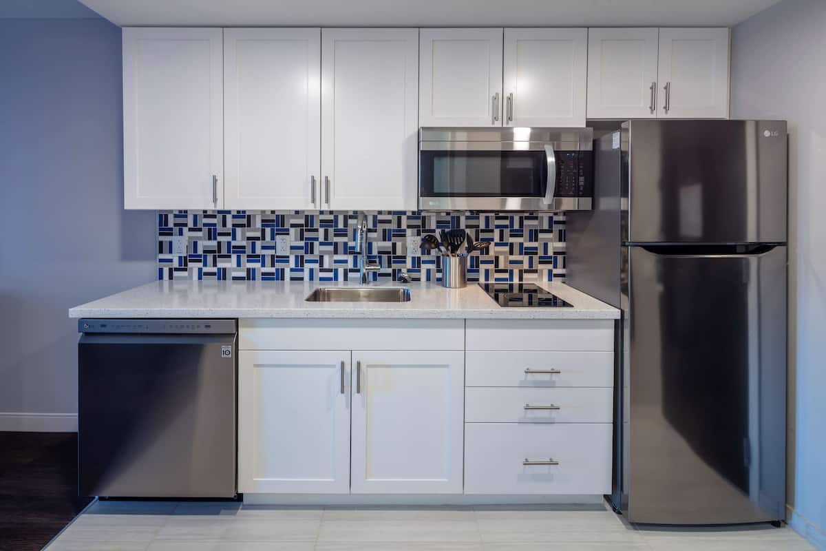 microwave, coffee/tea maker