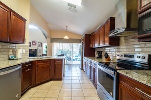 冷蔵庫、電子レンジ、オーブン、コンロ