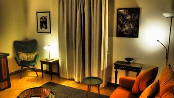 Fernseher, Kamin, Bücher