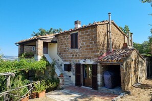 Exterior - Only ten minutes walk to the golf course and still very quiet (Saturnia)