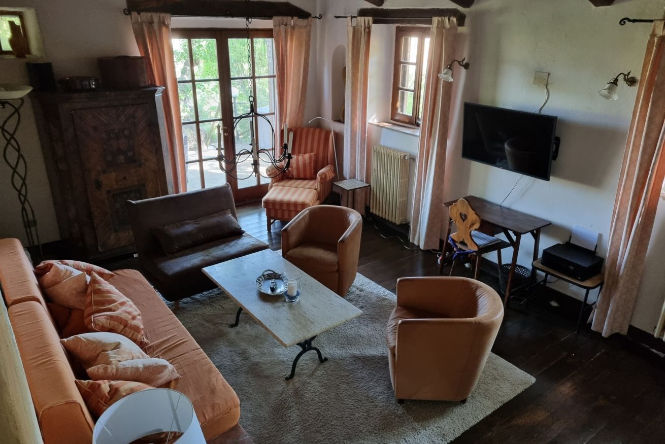 Fernseher, Kamin, Bücher