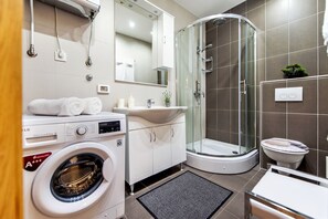 Deluxe Double Room | Bathroom | Shower, towels - Luxury Apartment Kastela Antika (Rovinj)