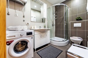 Deluxe-Doppelzimmer | Badezimmer | Dusche, Handtücher