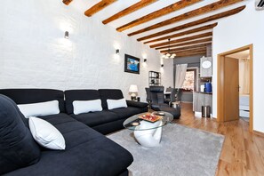 Deluxe Double Room | Living area | LCD TV - Luxury Apartment Kastela Antika (Rovinj)