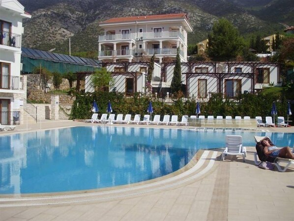 สระว่ายน้ำกลางแจ้ง