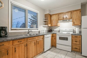 Fridge, microwave, oven, stovetop - Entire house, 6 BR/3BA, All Queen Beds, Central location (Calgary)