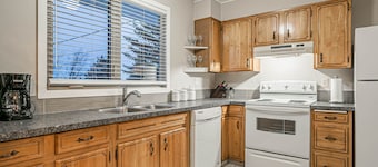 Entire house, 6 BR/3BA, All Queen Beds, Central location