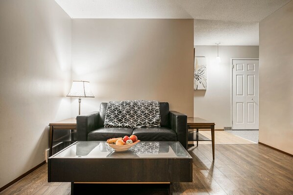 Smart TV, books - Entire house, 6 BR/3BA, All Queen Beds, Central location (Calgary)