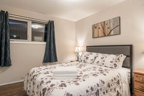 6 bedrooms, iron/ironing board, travel cot, free WiFi - Entire house, 6 BR/3BA, All Queen Beds, Central location (Calgary)