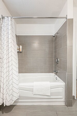 Bathtub, hair dryer, towels, soap - Entire house, 6 BR/3BA, All Queen Beds, Central location (Calgary)