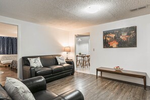 Smart TV, books - Entire house, 6 BR/3BA, All Queen Beds, Central location (Calgary)