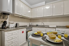 Een koelkast, een microgolfoven, een koffiezetapparaat/waterkoker